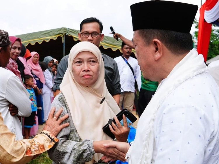 Emak-emak IMKK Menangis Terharu, Al Haris Beri Hadiah Umroh Gratis/ (Foto: Rky)