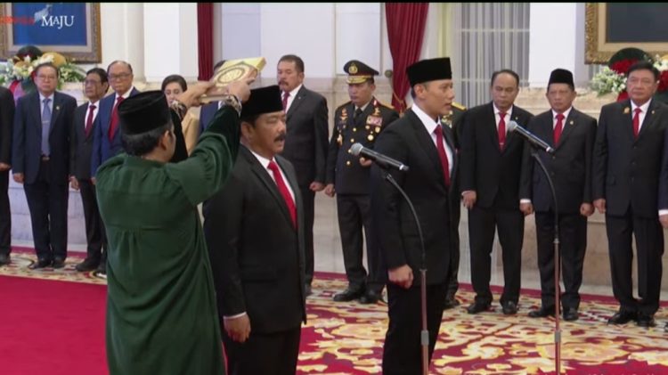 Jokowi Lantik Hadi Tjahjanto jadi Menko Polhukam dan AHY jadi Menteri ATR BPN/ (foto: dok.Biro Pers Kepresidenan)