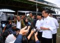 Presiden Jokowi memberikan keterangan pers di Gedung Bale Rame, Kabupaten Bandung, Jawa Barat, Sabtu (03/02/2024). (Foto: BPMI Setpres/Rusman)