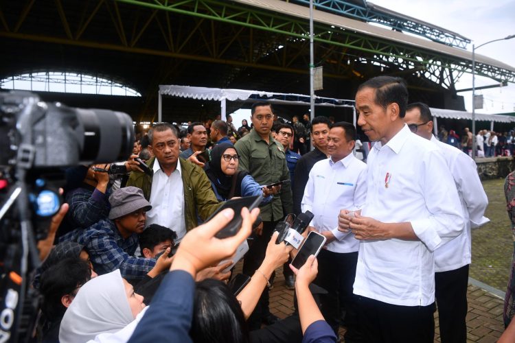 Presiden Jokowi memberikan keterangan pers di Gedung Bale Rame, Kabupaten Bandung, Jawa Barat, Sabtu (03/02/2024). (Foto: BPMI Setpres/Rusman)