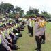 Wakapolda Jambi, Brigjen Pol. Edi Mardianto saat menegcek Kesiapan Personel Pengamanan TPS Pemilu 2024 di Polres Muaro Jambi, Jumat (2/2/2024) / (Foto: Humas Polda Jambi)