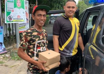 Jum'at Pagi, Polda Jambi Bagikan Ratusan Nasi Bungkus ke Mayarakat/ (Foto; Toy)