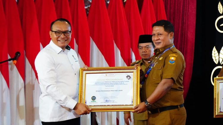 Disdik Jambi Terima Penghargaan dari Ombudsman RI/ (Foto: Alan/Ampar)