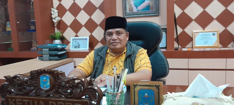 Ketua DPRD Merangin Herman Efendi saat di wawancarai ampar.id di ruang kerjanya , Selasa (6/2)/ (foto: Anton/Ampar)