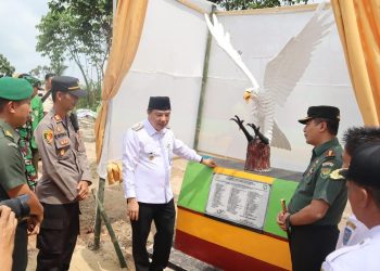 Pj Bupati Merangin Resmikan Tugu Garuda Putih di Desa Salam Buku/ (Foto: Teguh)
