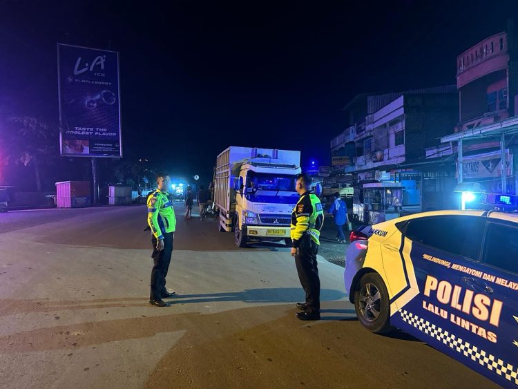 Tiga mobil truk angkutan batubara di Provinsi Jambi ditindak oleh pihak Kepolisian, karena kedapatan melewati Jalan Nasional, Rabu 7 Februari 2024 kemarin/ (Foto: mhd.ampar)