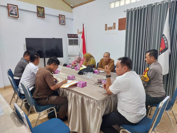 Rapat koordinasi dalam rangka penurunan alat peraga Kampanye (APK) peserta Pemilu tahun 2024/( Foto: Mhd/ampar)