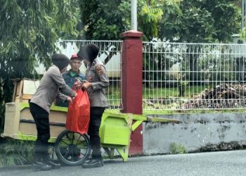 Polda Jambi Bagikan Makan Siang Gratis ke Warga/ (foto: Almsyah, Humas Polda jambi)