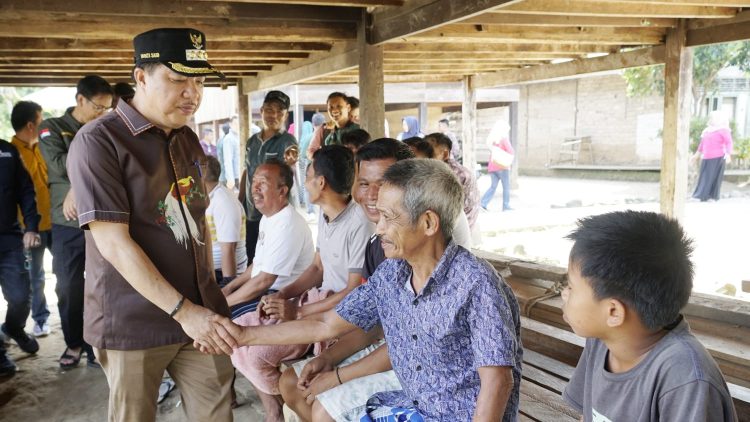 Pj Bupati Merangin H Mukti didampingi Ketua TP PKK Dr Hj Indriana Mayesti Mukti, saat menghadiri kegiatan Sinergisitas pembangunan desa wisata di Desa Pulau Bayur Kecamatan Pamenang Selatan, Jumat (09/2)/ (Foto: Teguh)