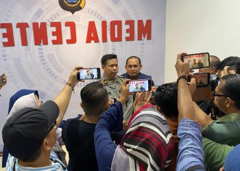 Plh Kasubbid Penmas Bidhumas Polda Jambi Kompol Muhammad Amin Nasution didampingi Paur Penmas Ipda Alamsyah Amir kepada awak media Sabtu (10/2//2024)/ (foto: Mhd/ampar)