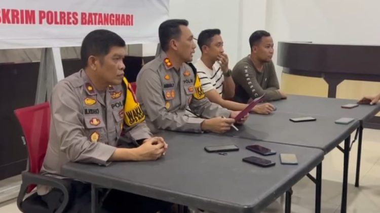 Kapolres Batanghari AKBP Bambang Purwanto saat pres komferen, Minggu (11/2)/ (Foto: Mhd/ Ampar(