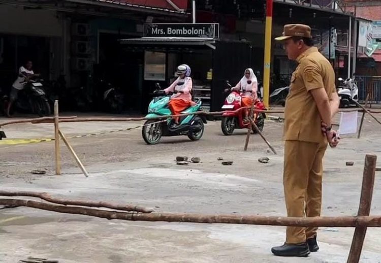 Mukti Turun Langsung Pantau Perbaikan Jalan Rankayo Hitam/ (Foto: Teguh/Ampar)