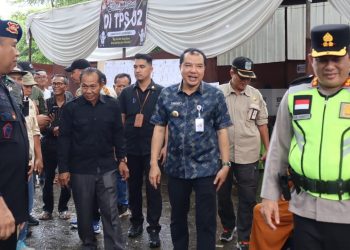 Pj Bupati Merangin Pantau Pencoblosan di Sejumlah Kecamatan/ (foto: teguh)