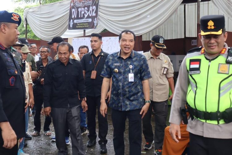 Pj Bupati Merangin Pantau Pencoblosan di Sejumlah Kecamatan/ (foto: teguh)