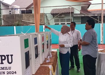 Pj Wali Kota Jambi Nyoblos di TPS 11 Sungai Putri/ (foto: Melli/Ampar)