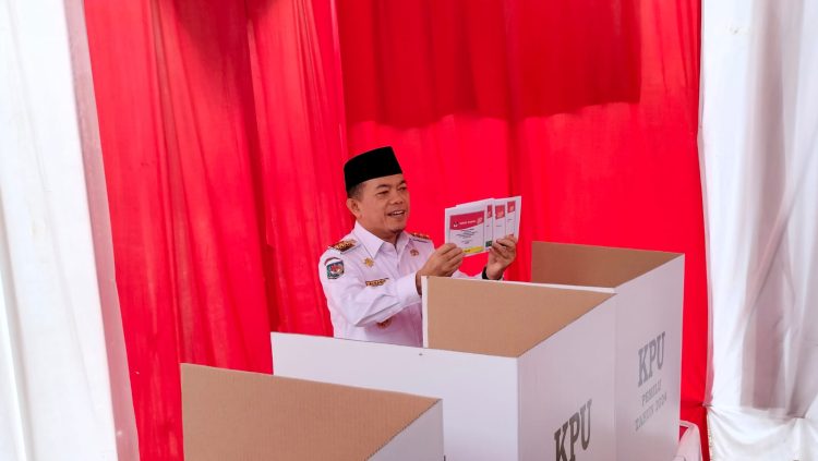 Al Haris saat berada di bilik suara/ (foto: ampar)