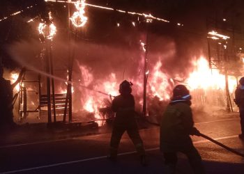 3 Kios Depan Masjid Alfalah Ludes Terbakar/ (Foto: mhd/ampar)