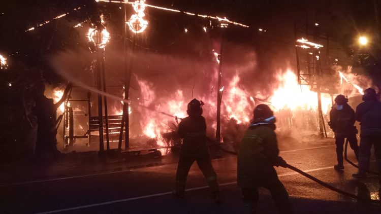 3 Kios Depan Masjid Alfalah Ludes Terbakar/ (Foto: mhd/ampar)