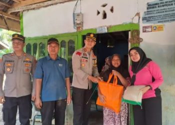 Kapolres Kaur Turun Langsung Beri Bantuan Sembako ke Korban Banjir/ (foto: yuni/ampar)