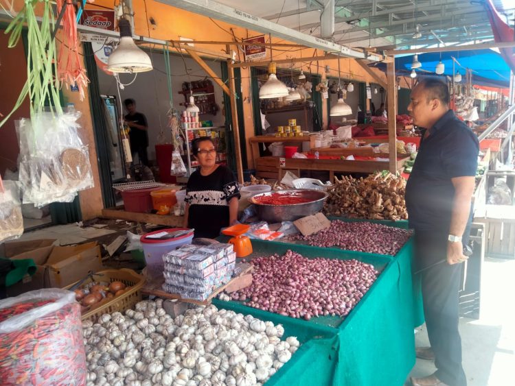 Kapolresta Jambi Cek Harga Sembako di Pasar Talang Banjar Minggu (25/2)/ (Foto: mhd/ampar)