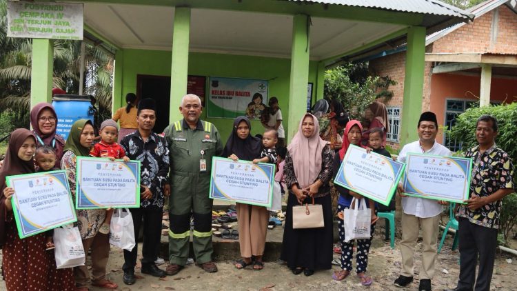 Salurkan Bantuan Susu untuk BALITA, PetroChina Konsisten Bantu PEMDA Percepat Penurunan Stunting di Tanjab Barat/ (foto: Melani)