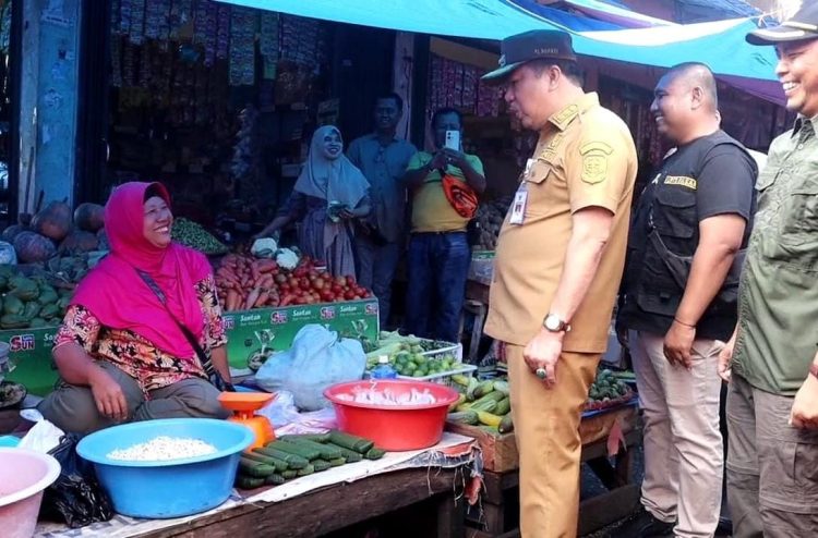 Pj Bupati Merangin Mukti sidak harga sembako di pasar (Foto: Teguh)