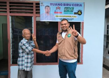 Caleg DPRD Kota Jambi dapil Alam barajo dari Partai Golkar nomor Urut 4, Kemas Alfansuri bersama warga alam barajo/ (foto: Deni)