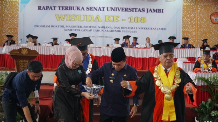 Gubernur Jambi Al Haris menghadiri Rapat Terbuka Senat Universitas Jambi Wisuda Ke-108/ (Foto: Ampar)