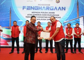 PHR Zona 1 Field Jambi Merang Memberikan Pengahargaan Kepada Ditreskrimum Polda Jambi/ Foto: Tania