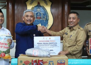 Sekda Sapril Terima Secara Simbolis Bantuan Dari PetroChhina Untuk Korban Banjir/ Foto: Min