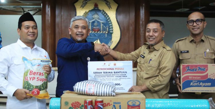 Sekda Sapril Terima Secara Simbolis Bantuan Dari PetroChhina Untuk Korban Banjir/ Foto: Min