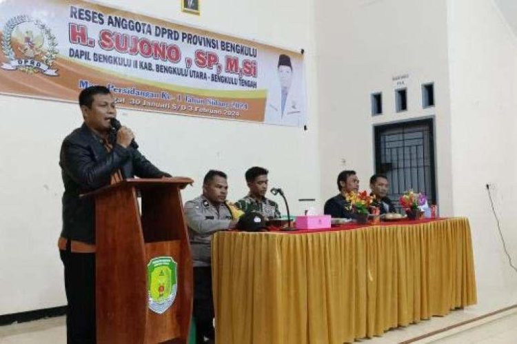 Anggota DPRD Provinsi Bengkulu, Anggota DPRD Sujono saat Reses di Desa Pekik Nyaring. (Foto: Dky/Ampar)