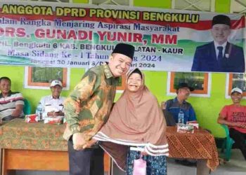 Anggota DPRD Provinsi Bengkulu Gunadi Yunir saat Reses di Desa Sukarami. (Foto: Dky/Ampar)