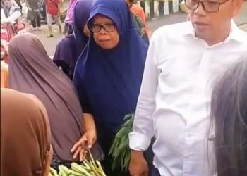 Anggota DPRD Suimi Fales Borong Jualan Pedagang di Pasar Minggu. (Foto: Dky/Ampar)