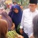 Anggota DPRD Suimi Fales Borong Jualan Pedagang di Pasar Minggu. (Foto: Dky/Ampar)