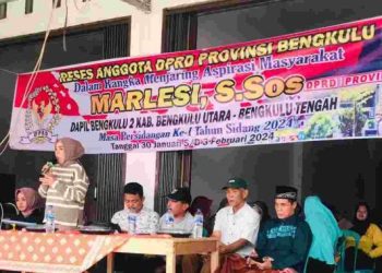 Anggota DPRD Marlesi Dengarkan Aspirasi Masyarakat Bengkulu Tengah. (Foto: Dky/Ampar)