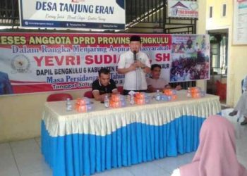 Anggota DPRD Yevri Sudianto Terima Usulan Dari Masyarakat Dari Berbagai Desa Kecamatan Pino Raya. (Foto: Dky/Ampar)