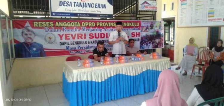 Anggota DPRD Yevri Sudianto Terima Usulan Dari Masyarakat Dari Berbagai Desa Kecamatan Pino Raya. (Foto: Dky/Ampar)