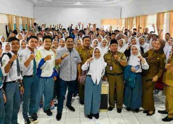 Anggota DPRD Usin Sembiring Beri Materi Literasi Digital Ke Siswa SMA dan SMK. (Foto: Dky/Ampar)