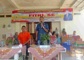 Anggota DPRD Fitri Tampung Aspirasi Warga Kabupaten Mukomuko. (Foto: Dky/Ampar)