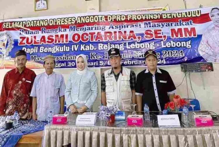 Anggota DPRD Provinsi Bengkulu Zulasmi Octarina saat Reses di Desa Air Meles. (Foto: Dky/Ampar)