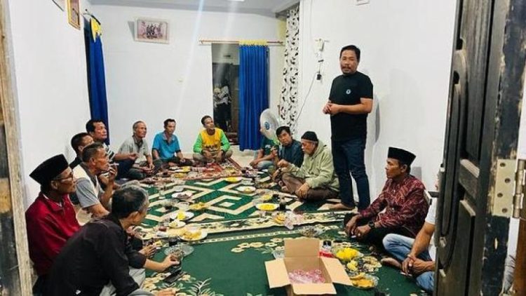 Anggota DPRD Usin Sembiring Bicarakan Program dan Tampung Aspirasi di Kediaman Salah Satu Warga Bengkulu. (Foto: Dky/Ampar)