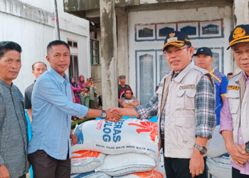 Pantau Banjir, Wali Kota Sungai Penuh Serahkan Bantuan/ Foto: Oga