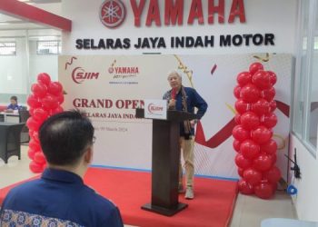 Dyonisius Beti, CEO dan Presiden PT Yamaha Indonesia Motor Manufacturing saat menyampikan sambutan pada persemian Dealer Yamaha Selaras Jaya Indah Motor Thehok, Kota Jambi, Sabtu (9/3/2024) (Foto: Otoy)