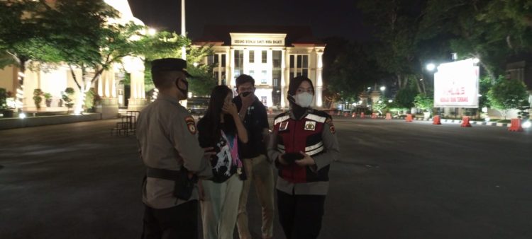 Razia Pekat, Polisi Amankan Miras dari Lapak PKL dan Satu Pasang Bukan Suami Isteri dari Kosan/ Foto: mhd/ampar