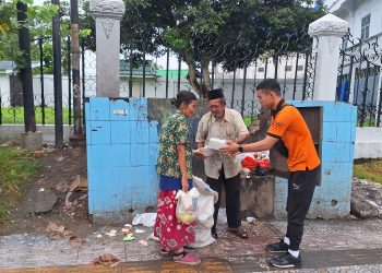 Polisi Bagikan Makan Siang Gratis ke Warga/ foto: mhd/ampar