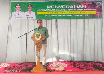 Bupati Fadhil Arief Serahkan Sirtifikat Tanah Program PTSL ke Warga Batin XXIV/ Foto: dedi/ampar