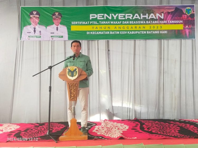 Bupati Fadhil Arief Serahkan Sirtifikat Tanah Program PTSL ke Warga Batin XXIV/ Foto: dedi/ampar