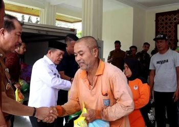 Pj Bupati Merangin Dampingi Gubernur Serahkan Bantuan Pensiunan dan Petugas Kebersihan Disantuni Paket Sembako/ Foto : Teguh