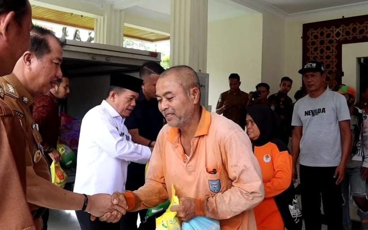 Pj Bupati Merangin Dampingi Gubernur Serahkan Bantuan Pensiunan dan Petugas Kebersihan Disantuni Paket Sembako/ Foto : Teguh